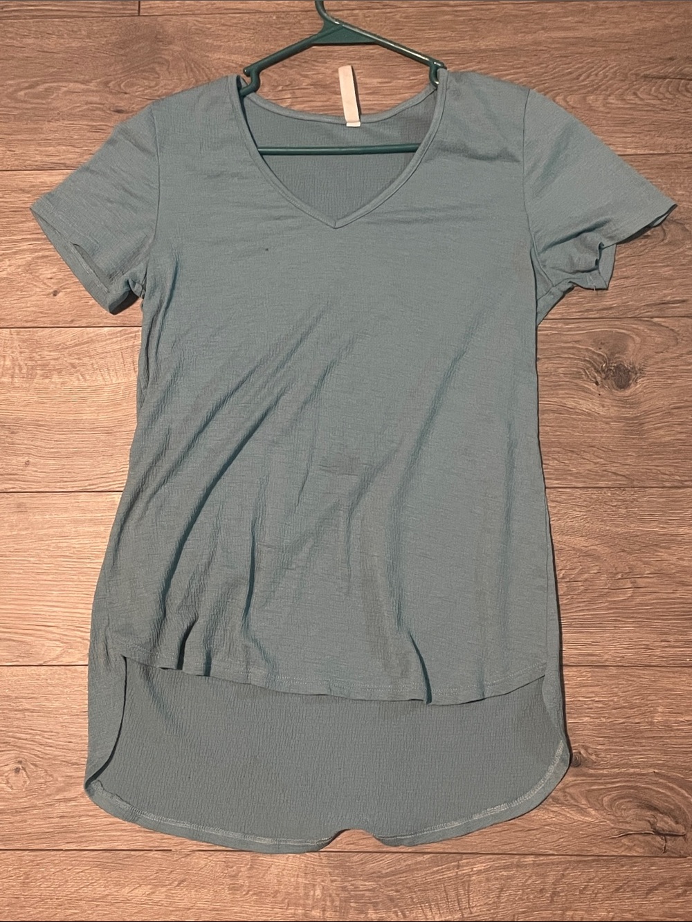 Medium super cute textured teal blue V neck Tshirt